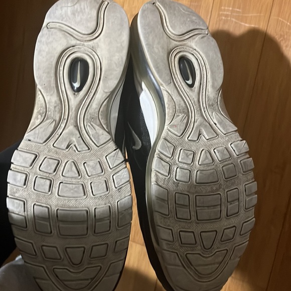 Good condition air max 97 black and white size 9.5 men - Picture 2 of 3